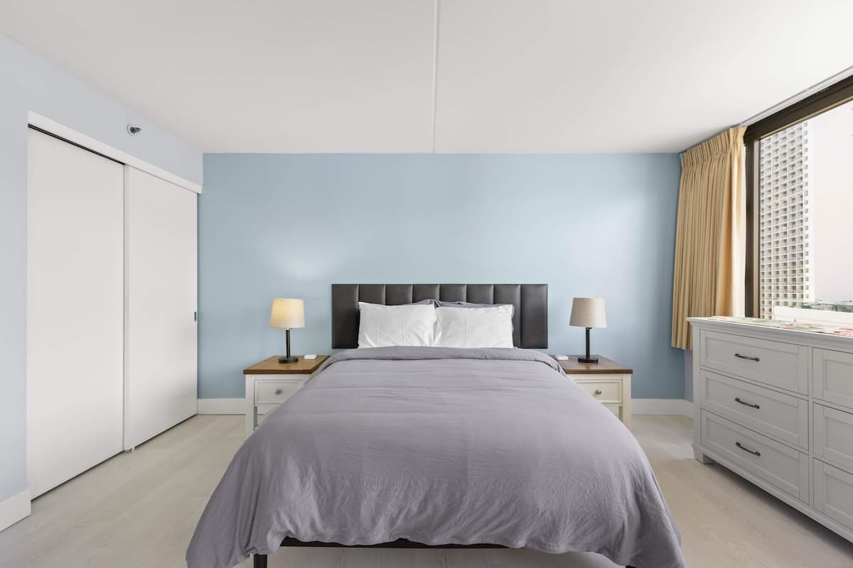 Waikiki Banyan 1BR – Newly Renovated + Parking - Photo 2