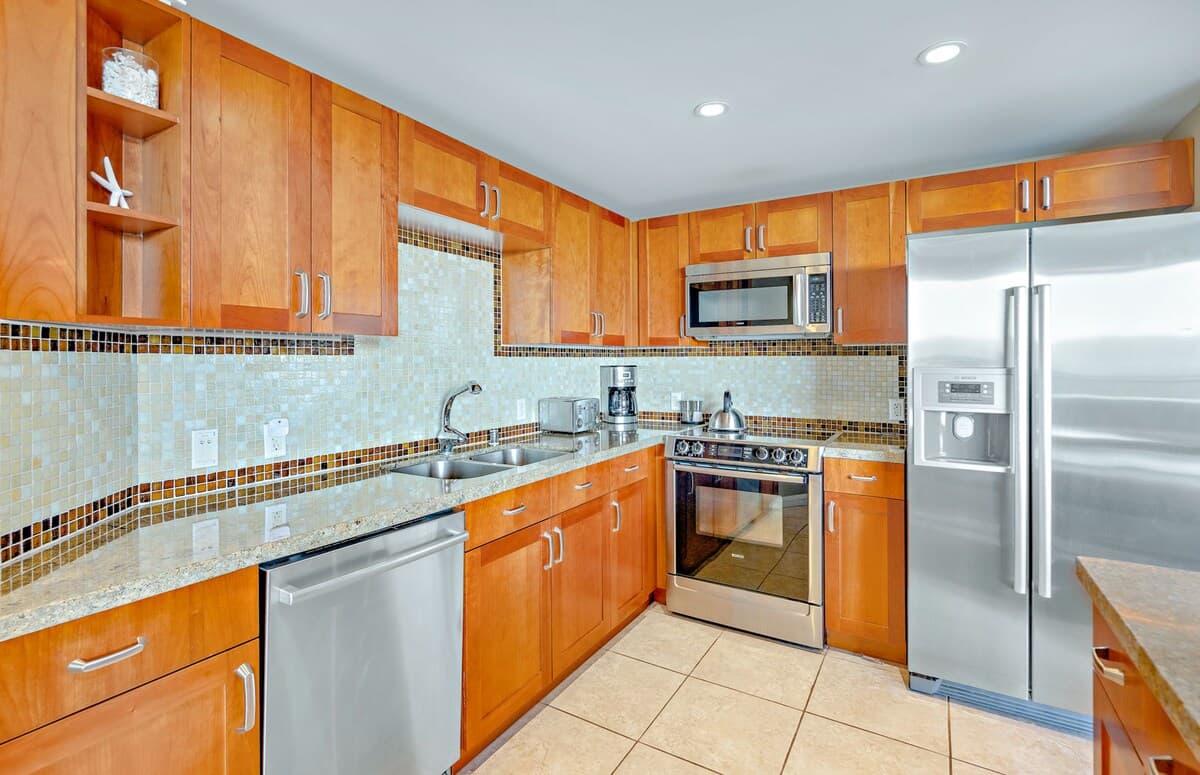 Condo in Lahaina · ★4.75 · Studio · 3 beds · 1 bath - Photo 3