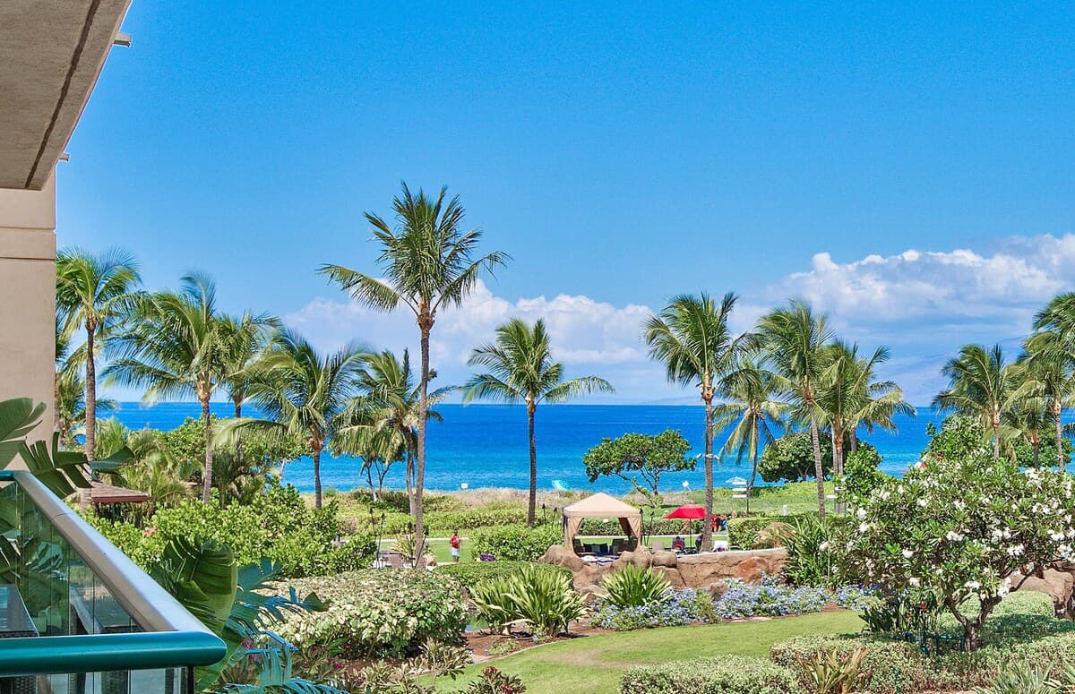 Condo in Lahaina · ★4.7 · 2 bedrooms · 3 beds · 2 baths - Photo 2