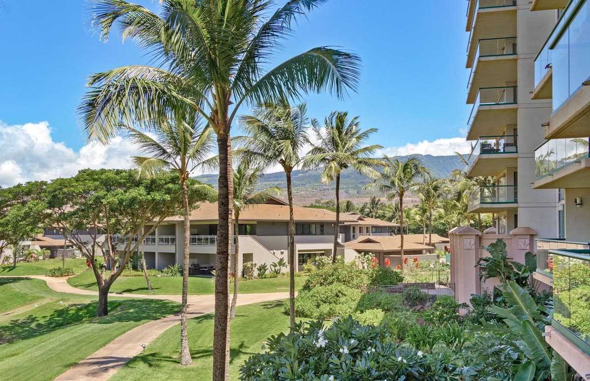 Condo in Lahaina · ★4.7 · 2 bedrooms · 3 beds · 2 baths - Photo 4