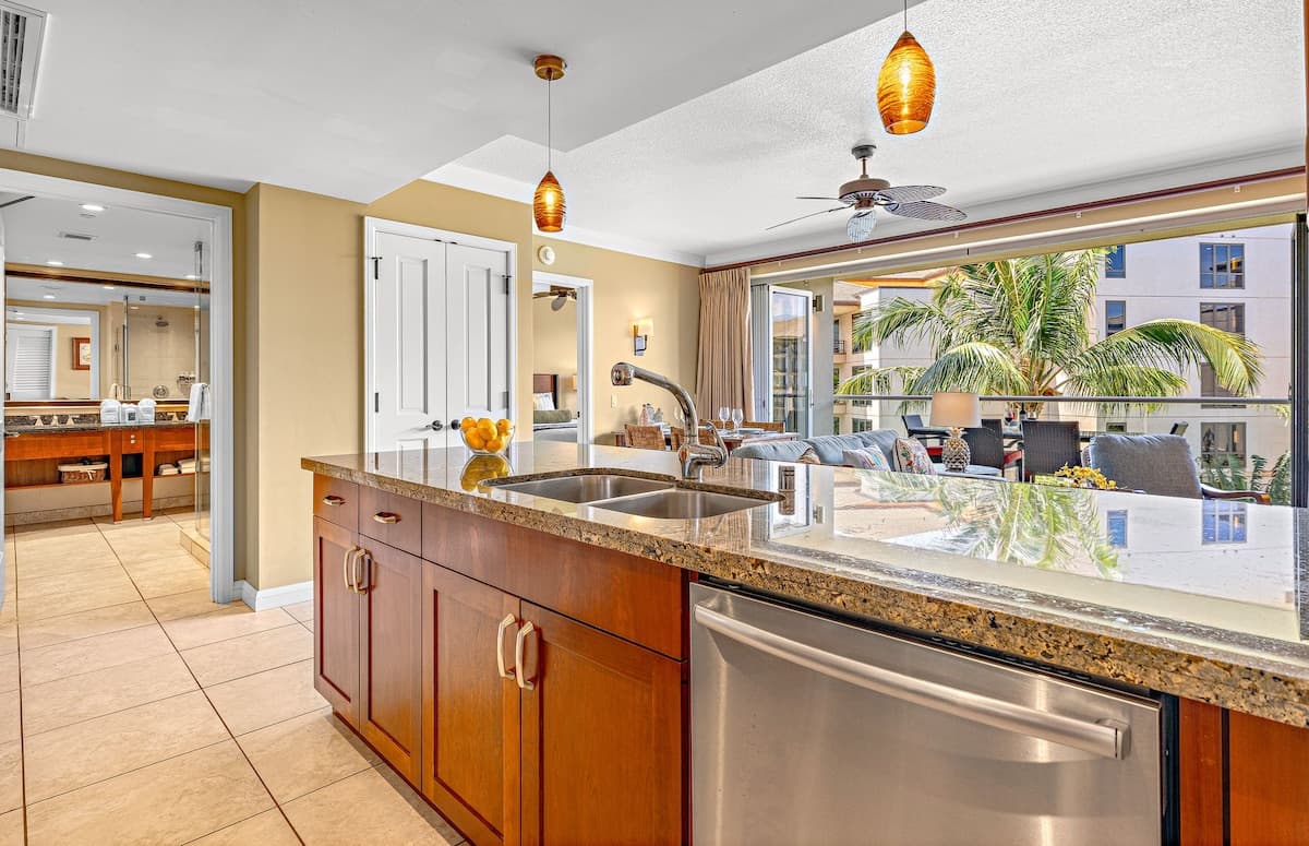 Condo in Lahaina · ★4.97 · 1 bedroom · 2 beds · 1 bath - Photo 3