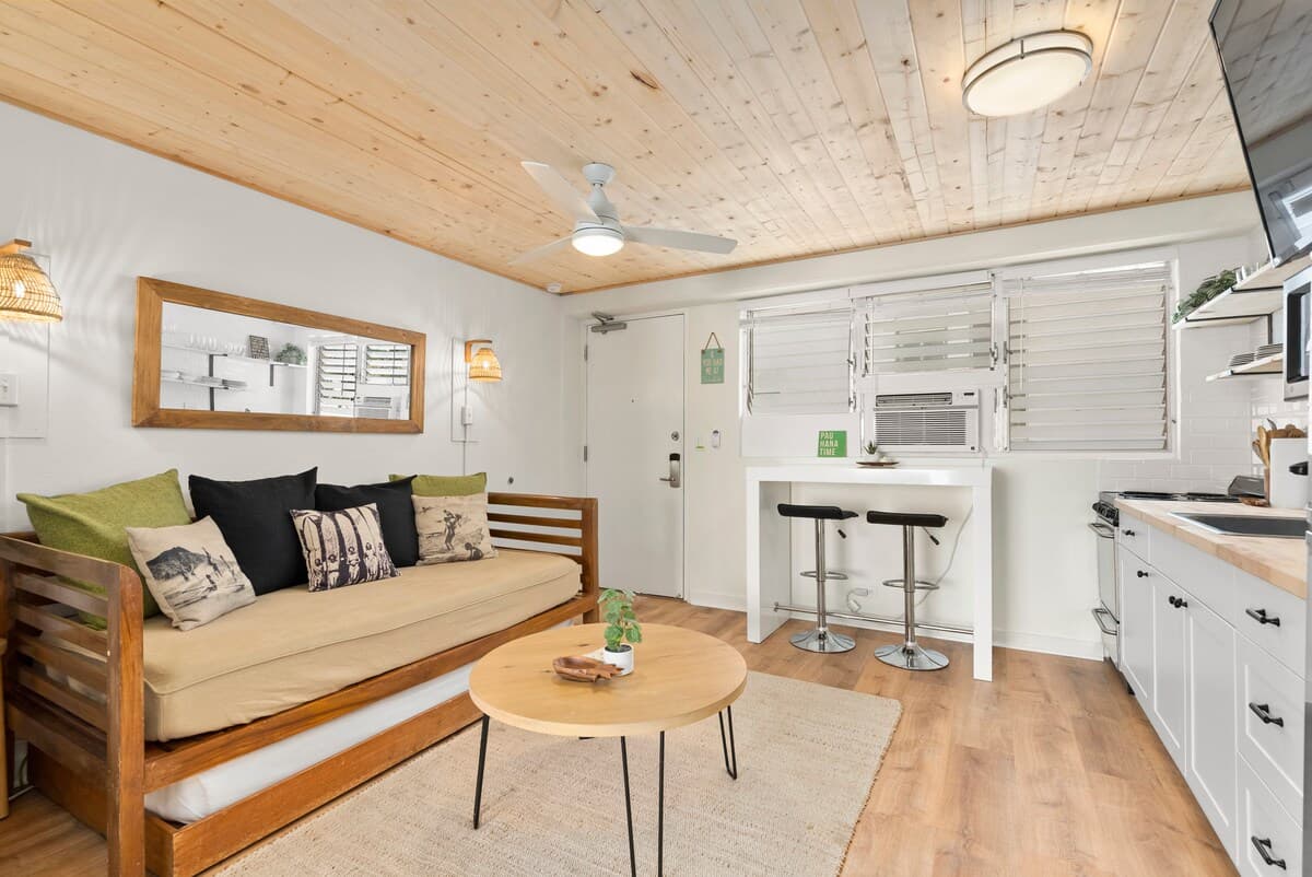 Remodeled Hawaiian Vacation Condo by Waikiki Beach - Photo 3