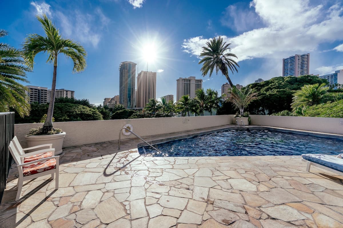 Partial Ocean & Park Views Condo at Luana Waikiki - Photo 4