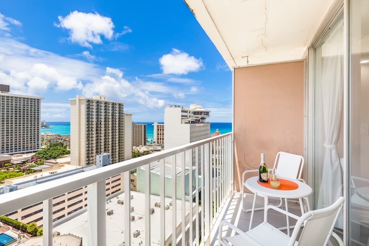 Ocean-MT Renovated Marine Surf Condo by the Beach - Photo 2
