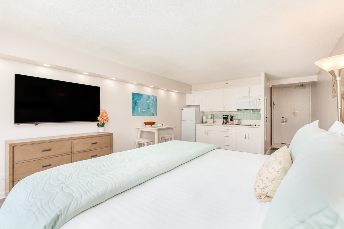 Ocean-MT Renovated Marine Surf Condo by the Beach - Photo 5