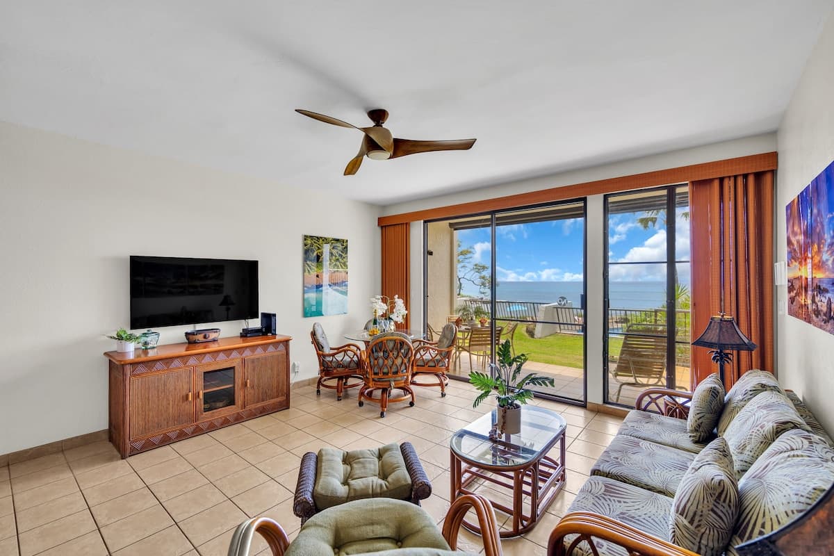 Condo in Lahaina · ★4.25 · 1 bedroom · 2 beds · 1 bath - Photo 1