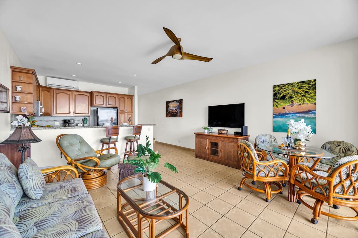 Condo in Lahaina · ★4.25 · 1 bedroom · 2 beds · 1 bath - Photo 4