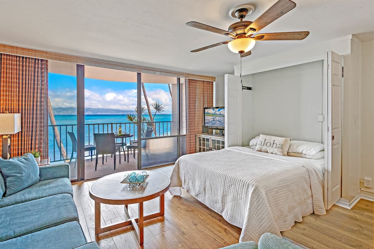 Condo in Lahaina · ★4.97 · 1 bedroom · 2 beds · 1 private bath - Photo 5
