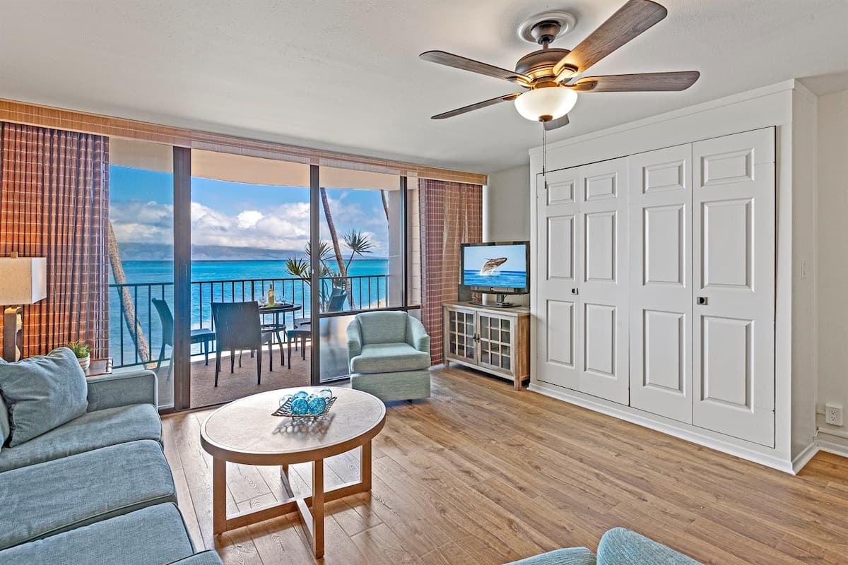 Condo in Lahaina · ★4.97 · 1 bedroom · 2 beds · 1 private bath - Photo 4