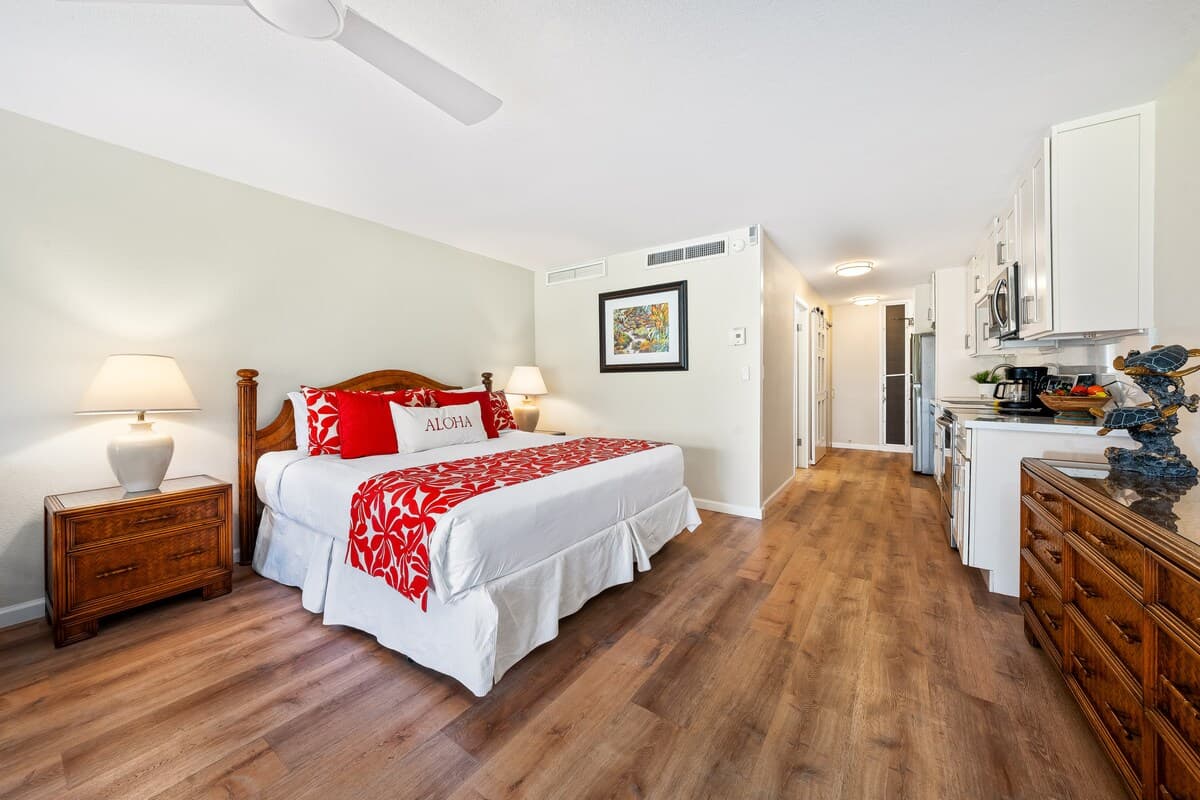 Condo in Lahaina · ★4.52 · 1 bedroom · 2 beds · 1 bath - Photo 4