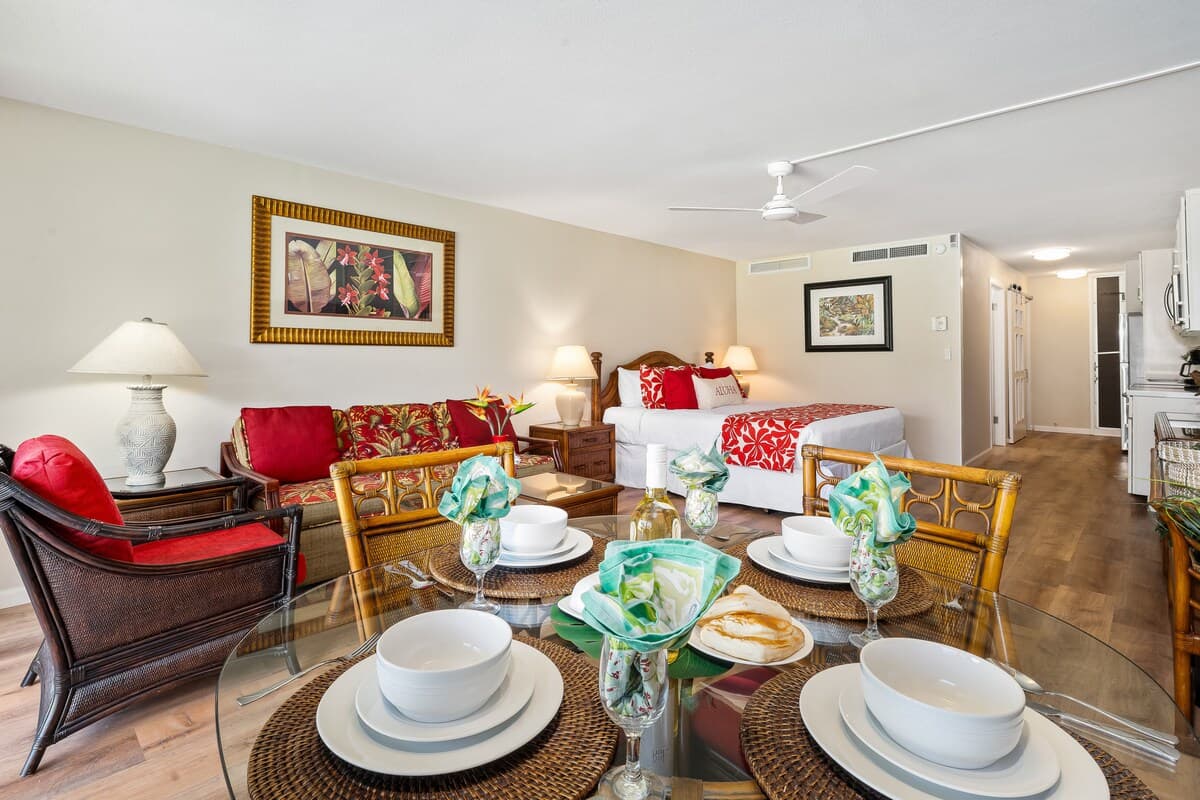 Condo in Lahaina · ★4.52 · 1 bedroom · 2 beds · 1 bath - Photo 2
