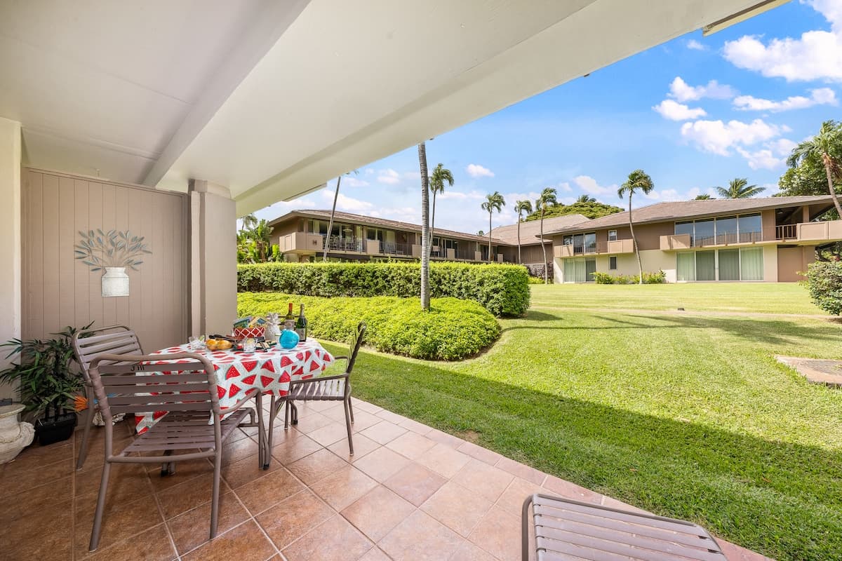 Condo in Lahaina · ★4.52 · 1 bedroom · 2 beds · 1 bath - Photo 1