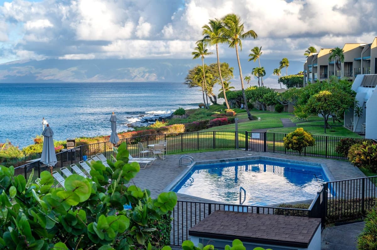 Condo in Lahaina · ★4.0 · 2 bedrooms · 3 beds · 2 baths - Photo 4