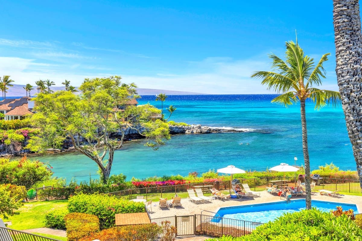 Condo in Lahaina · ★4.0 · 2 bedrooms · 3 beds · 2 baths - Photo 2