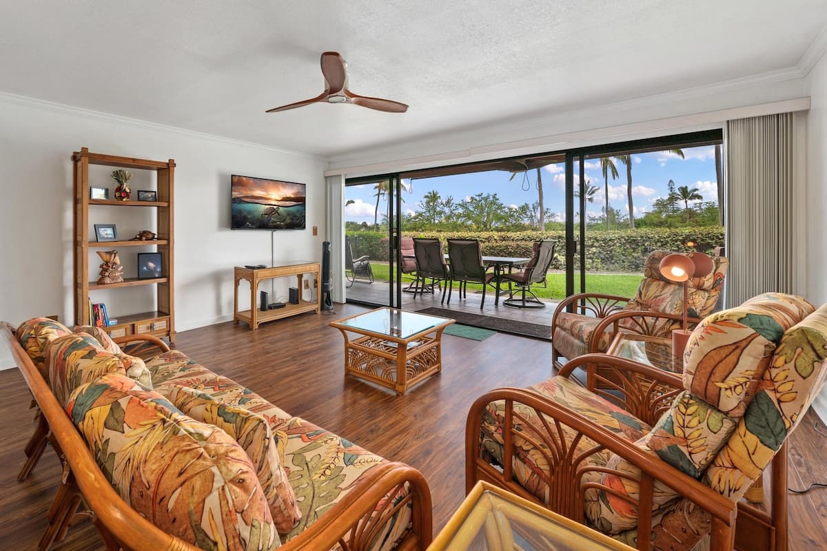 Condo in Kailua-Kona · ★4.4 · 2 bedrooms · 3 beds · 2 private baths - Photo 4