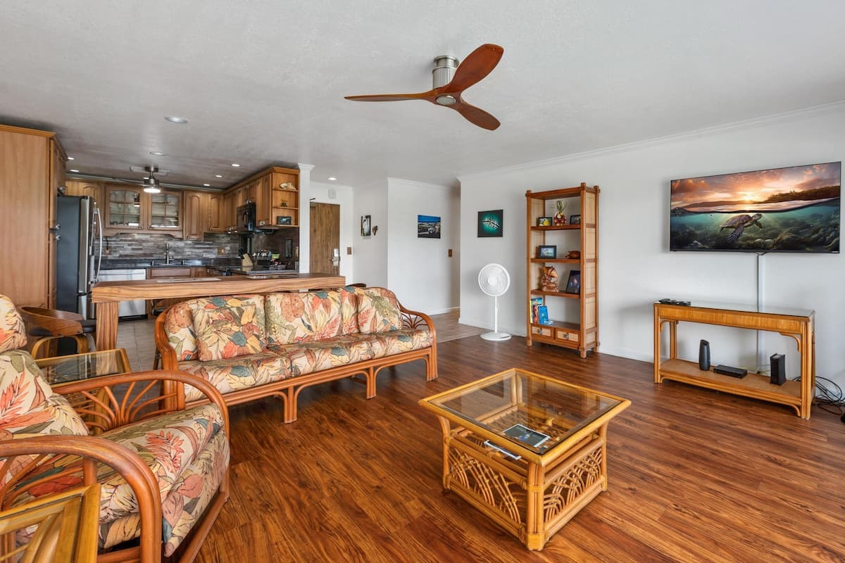 Condo in Kailua-Kona · ★4.4 · 2 bedrooms · 3 beds · 2 private baths - Photo 5
