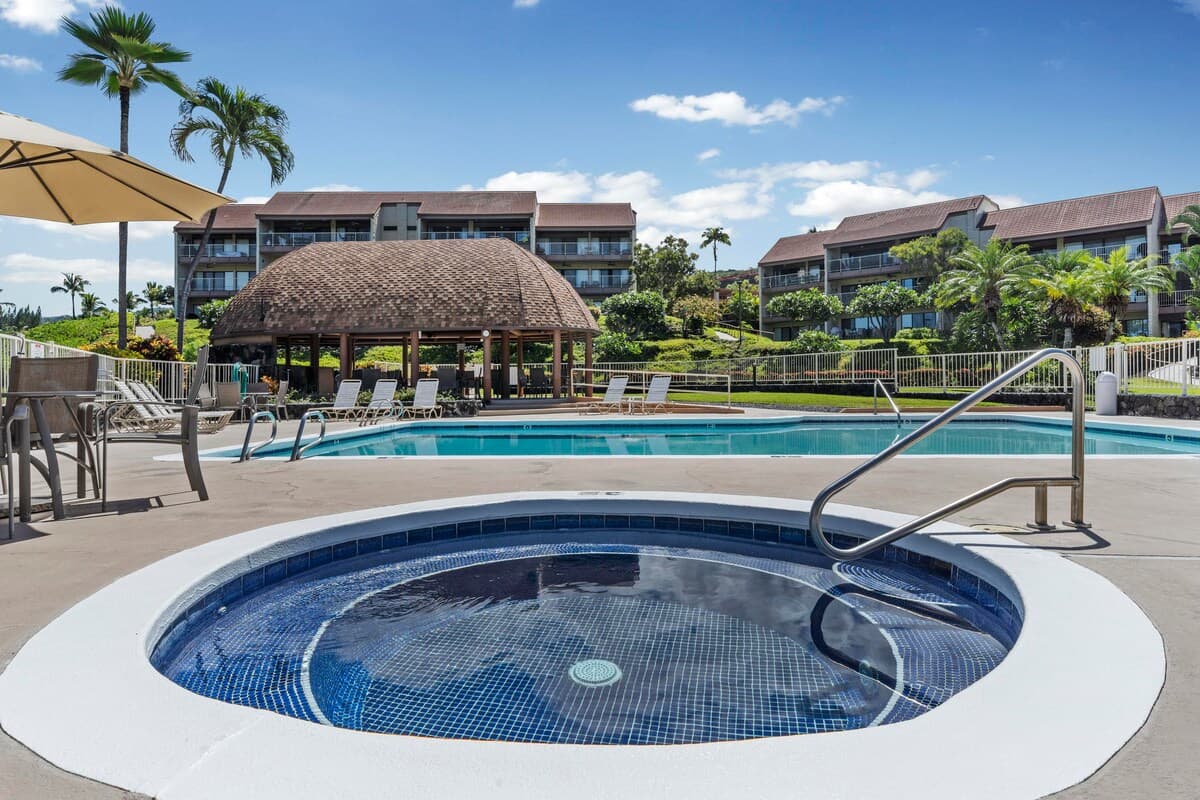 Condo in Kailua-Kona · ★4.4 · 2 bedrooms · 3 beds · 2 private baths - Photo 2