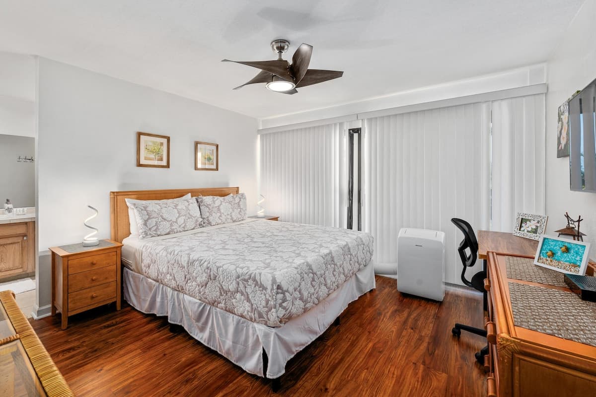 Condo in Kailua-Kona · ★4.4 · 2 bedrooms · 3 beds · 2 private baths - Photo 3