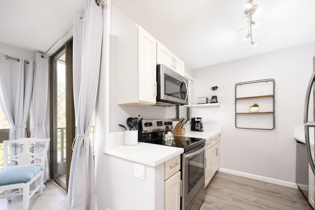 Condo in Lahaina · ★4.9 · 1 bedroom · 1 bed · 1 bath - Photo 3