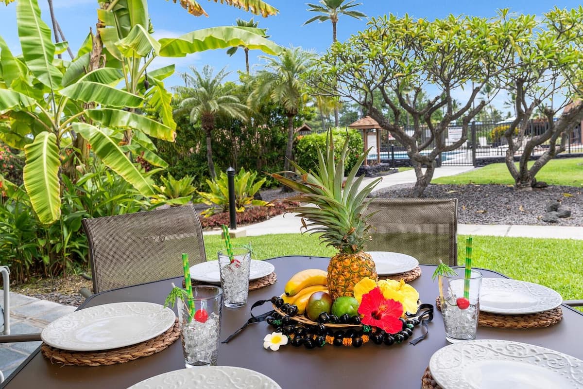 Condo in Kailua-Kona · ★5.0 · 2 bedrooms · 3 beds · 2 private baths - Photo 1