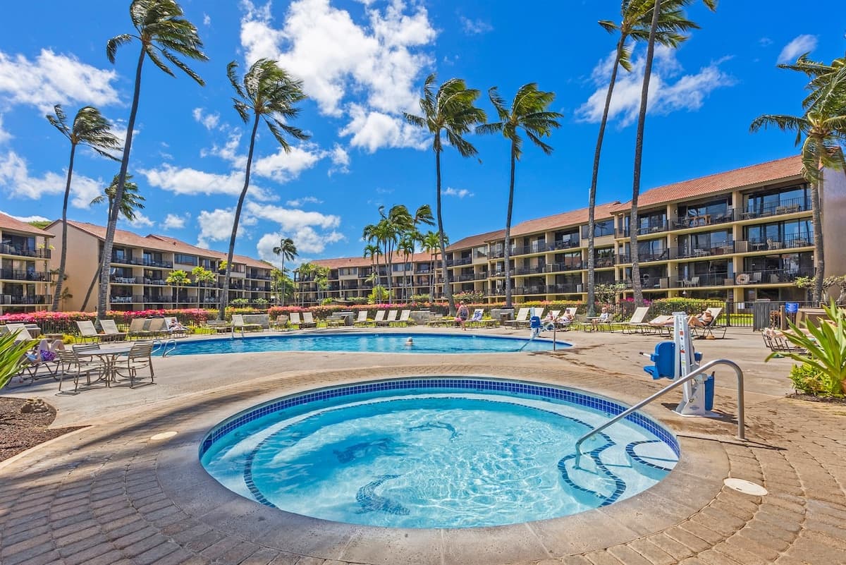 Condo in Lahaina · ★4.8 · 1 bedroom · 2 beds · 1 private bath - Photo 5