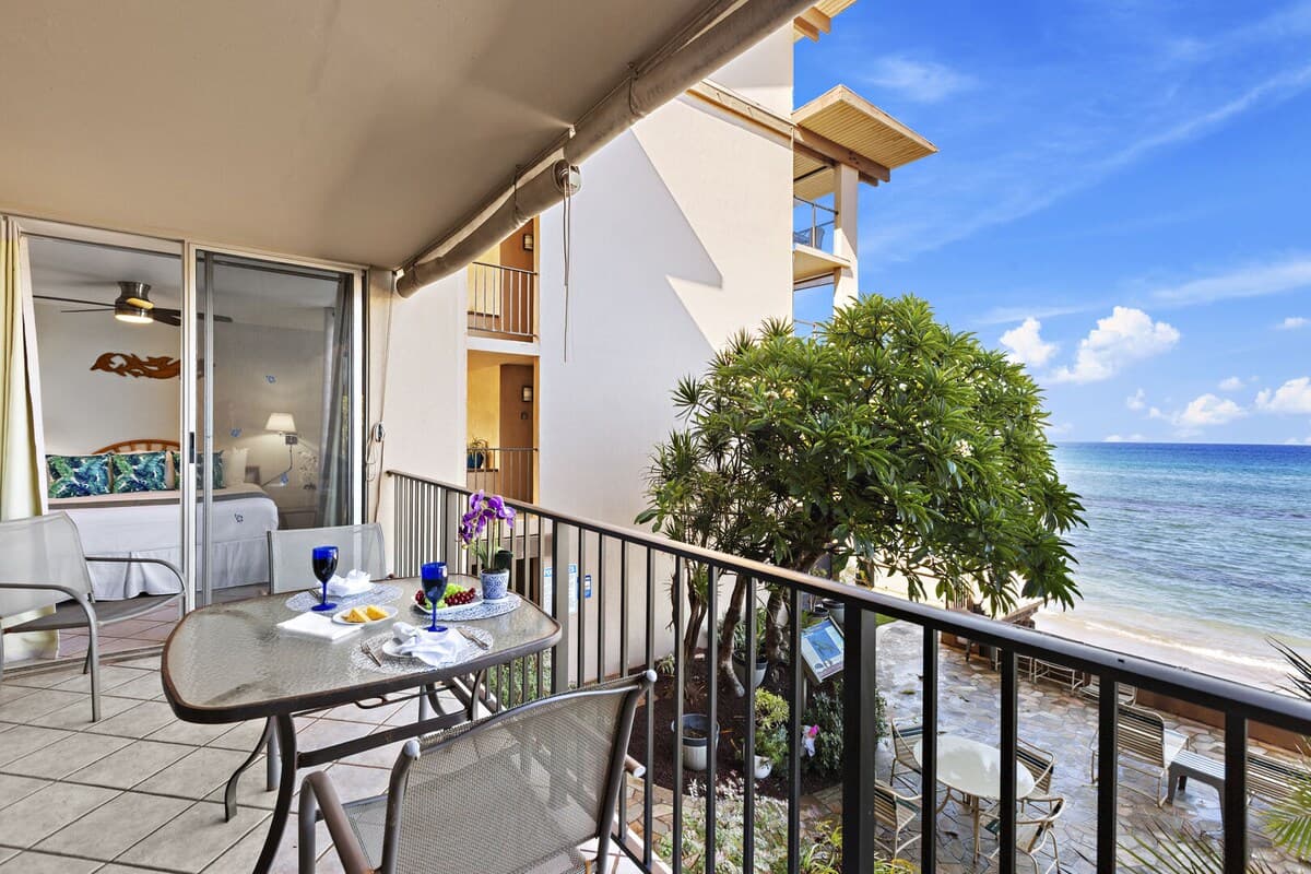 Condo in Lahaina · ★4.89 · 2 bedrooms · 4 beds · 2 private baths - Photo 3