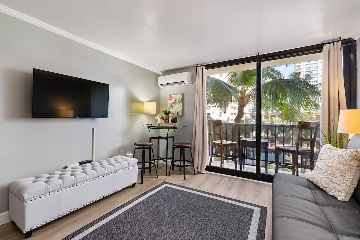 Condo in Honolulu · ★4.79 · 1 bedroom · 2 beds · 1 private bath - Photo 4