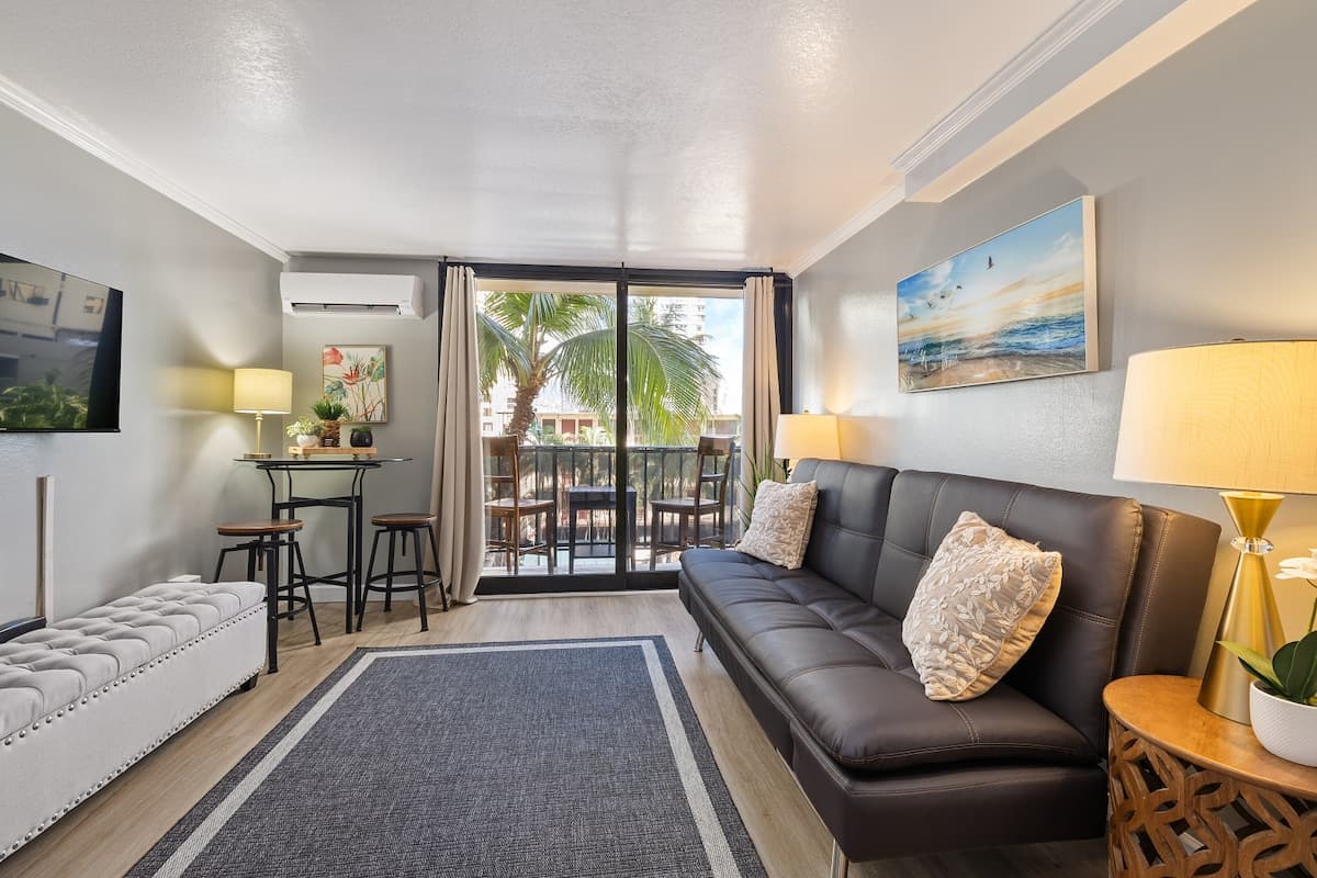 Condo in Honolulu · ★4.79 · 1 bedroom · 2 beds · 1 private bath - Photo 5