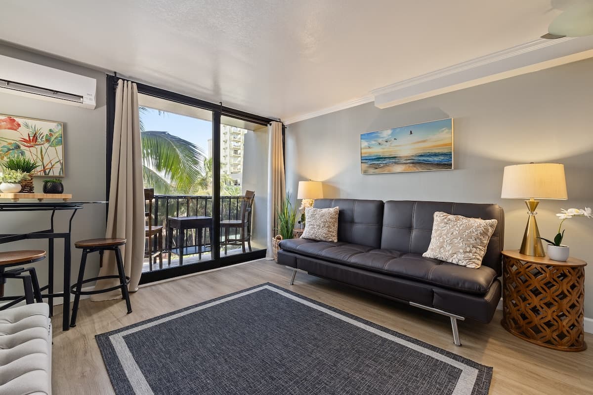 Condo in Honolulu · ★4.79 · 1 bedroom · 2 beds · 1 private bath - Photo 3