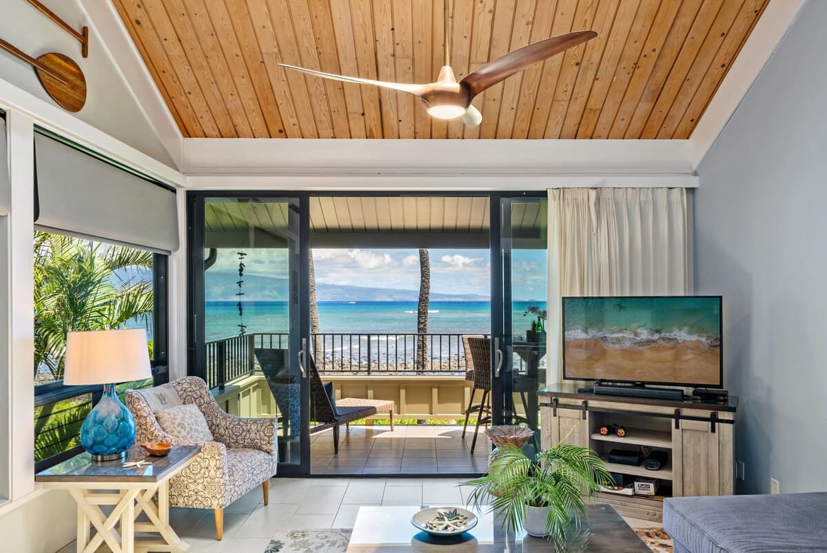 Condo in Lahaina · ★5.0 · 2 bedrooms · 4 beds · 2 baths - Photo 2