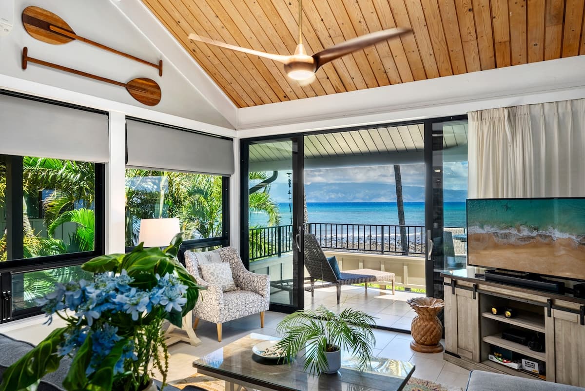 Condo in Lahaina · ★5.0 · 2 bedrooms · 4 beds · 2 baths - Photo 3