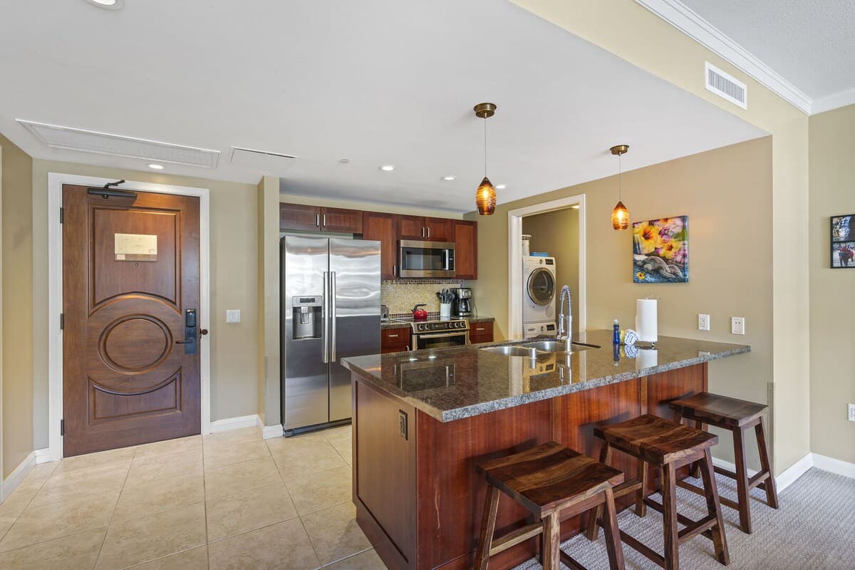 Condo in Lahaina · ★5.0 · 2 bedrooms · 4 beds · 2 baths - Photo 5