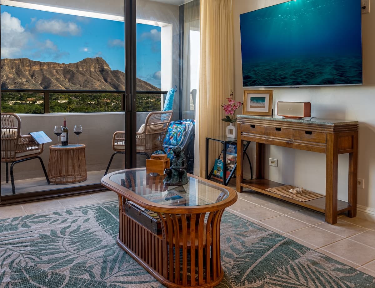 Condo in Honolulu · ★4.93 · 2 bedrooms · 3 beds · 1 private bath - Photo 3