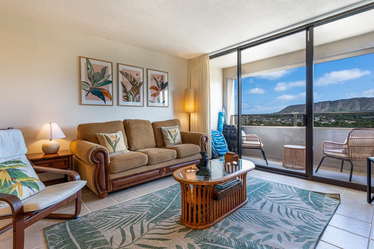 Condo in Honolulu · ★4.93 · 2 bedrooms · 3 beds · 1 private bath - Photo 5