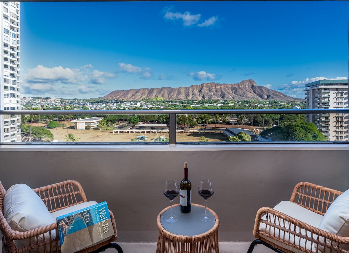 Condo in Honolulu · ★4.93 · 2 bedrooms · 3 beds · 1 private bath - Photo 4