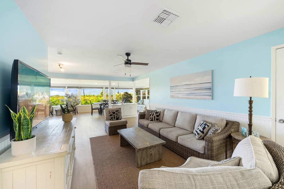 Home in Lahaina · ★4.5 · 2 bedrooms · 3 beds · 2 baths - Photo 2