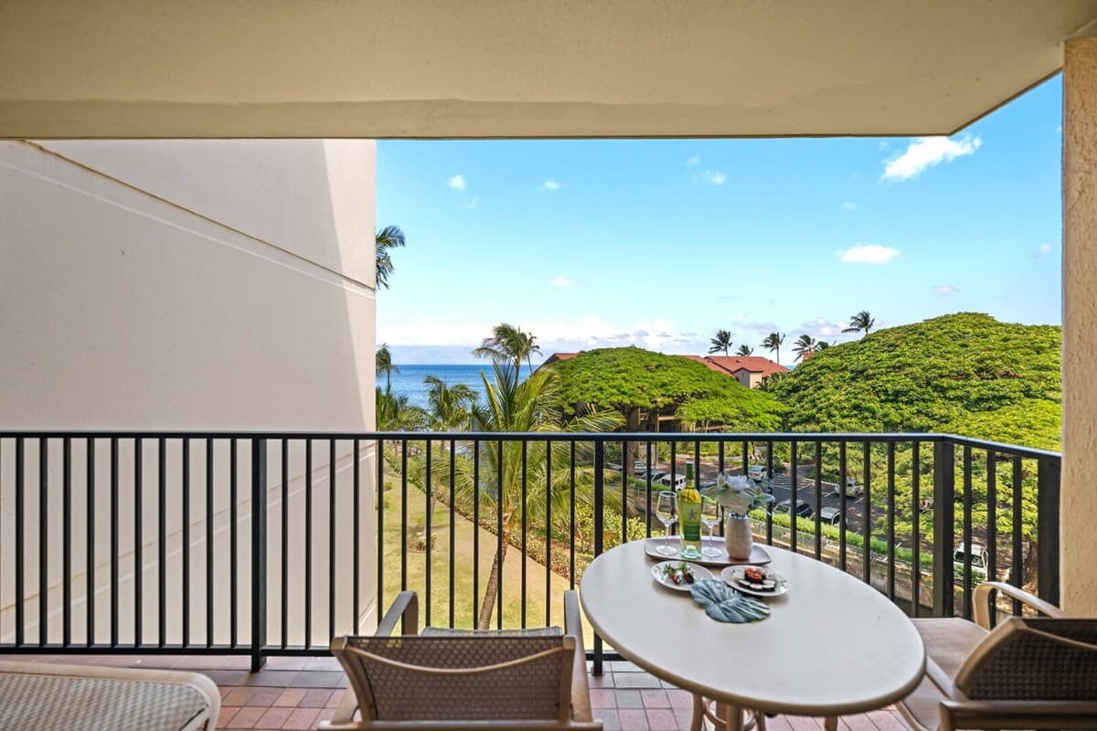 Condo in Lahaina · ★5.0 · 1 bedroom · 2 beds · 1 private bath - Photo 2
