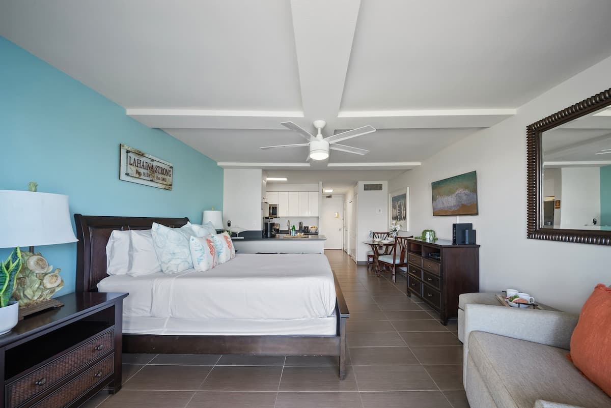 Condo in Lahaina · ★5.0 · 1 bedroom · 2 beds · 1 bath - Photo 3