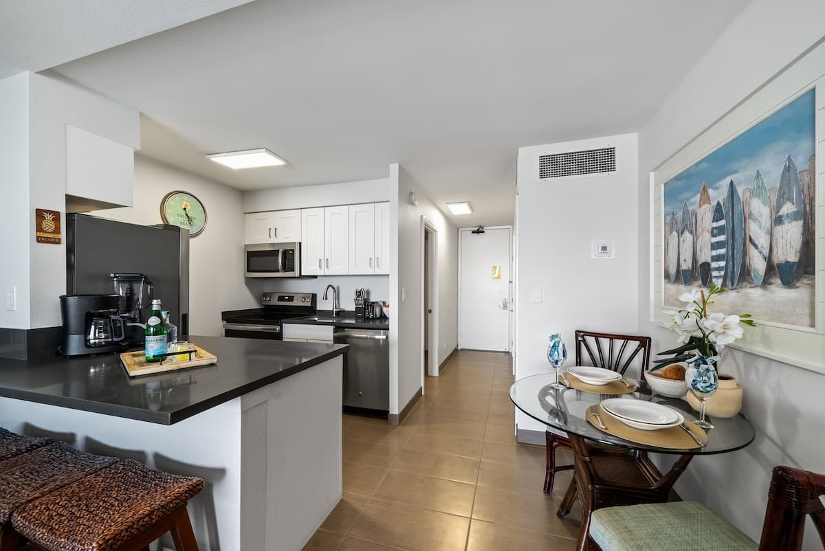Condo in Lahaina · ★5.0 · 1 bedroom · 2 beds · 1 bath - Photo 4