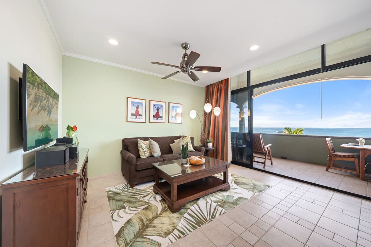 Condo in Lahaina · ★5.0 · 1 bedroom · 2 beds · 2 baths - Photo 3