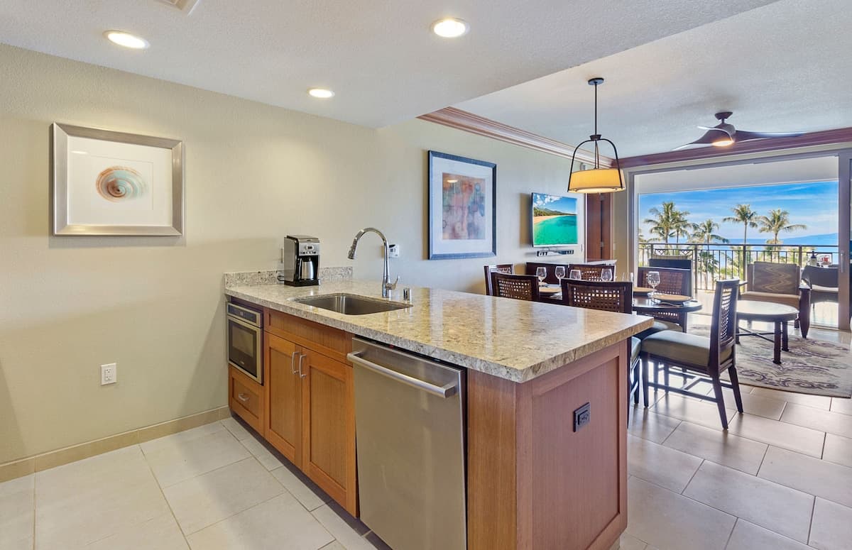 Condo in Lahaina · ★5.0 · 2 bedrooms · 4 beds · 2 baths - Photo 4