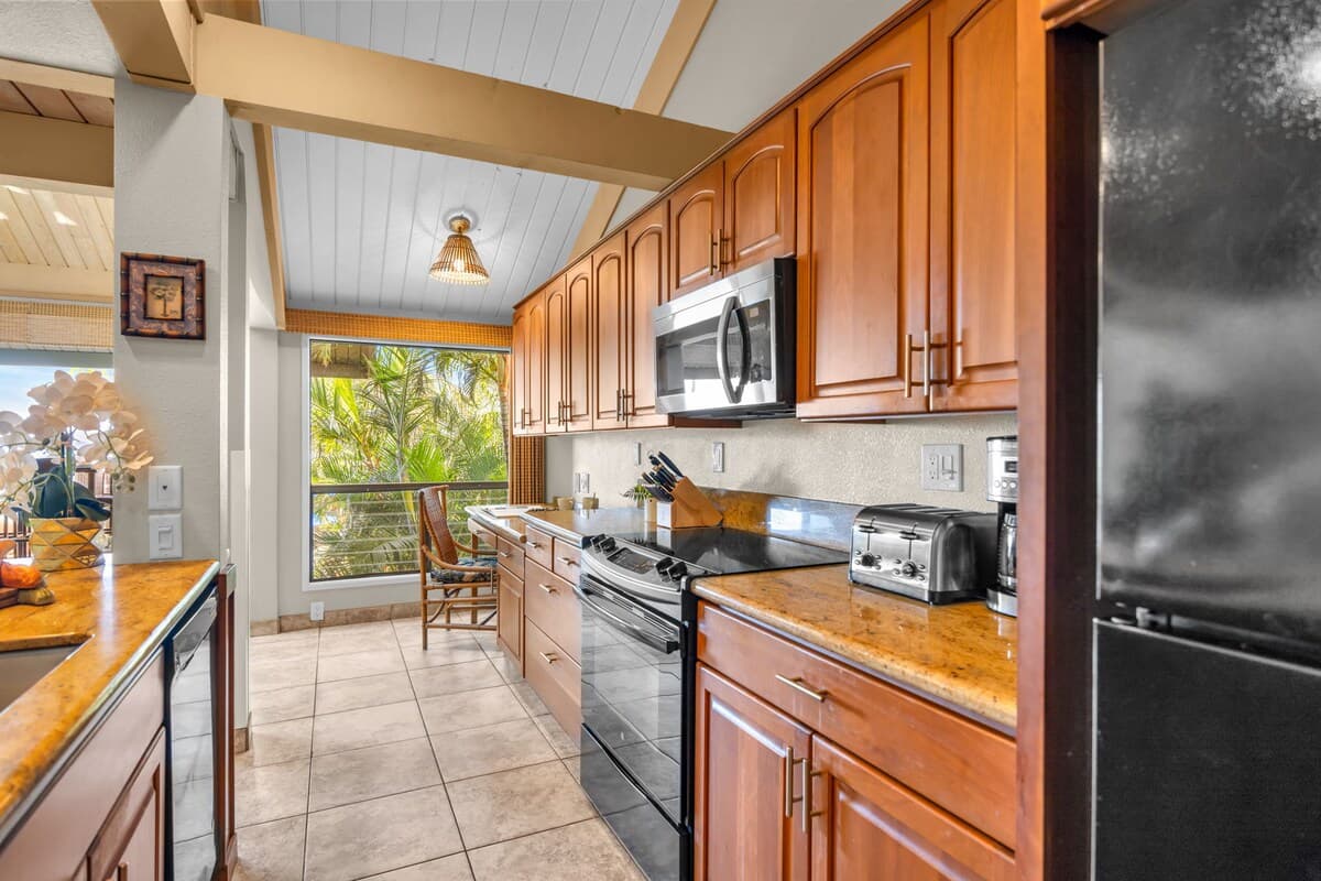 Condo in Lahaina · ★4.8 · 2 bedrooms · 4 beds · 2 baths - Photo 3