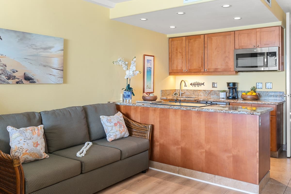 Condo in Lahaina · ★4.63 · 1 bedroom · 2 beds · 1 bath - Photo 3