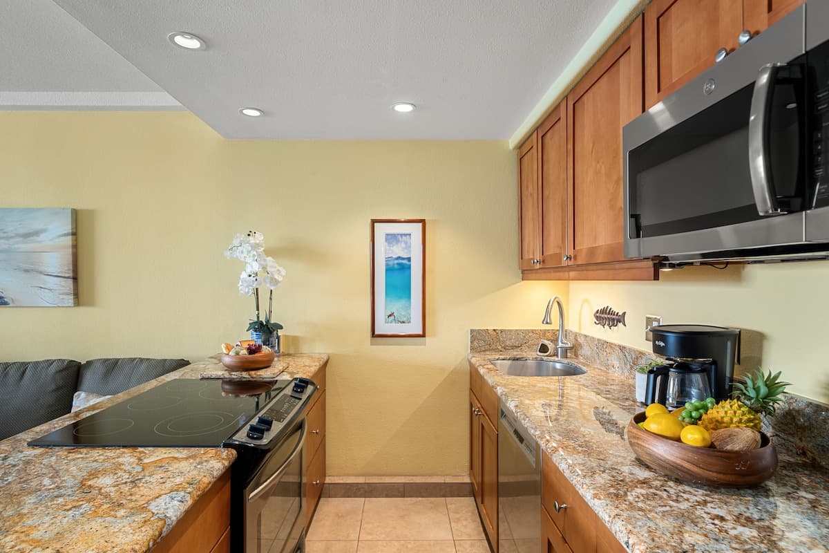 Condo in Lahaina · ★4.63 · 1 bedroom · 2 beds · 1 bath - Photo 4