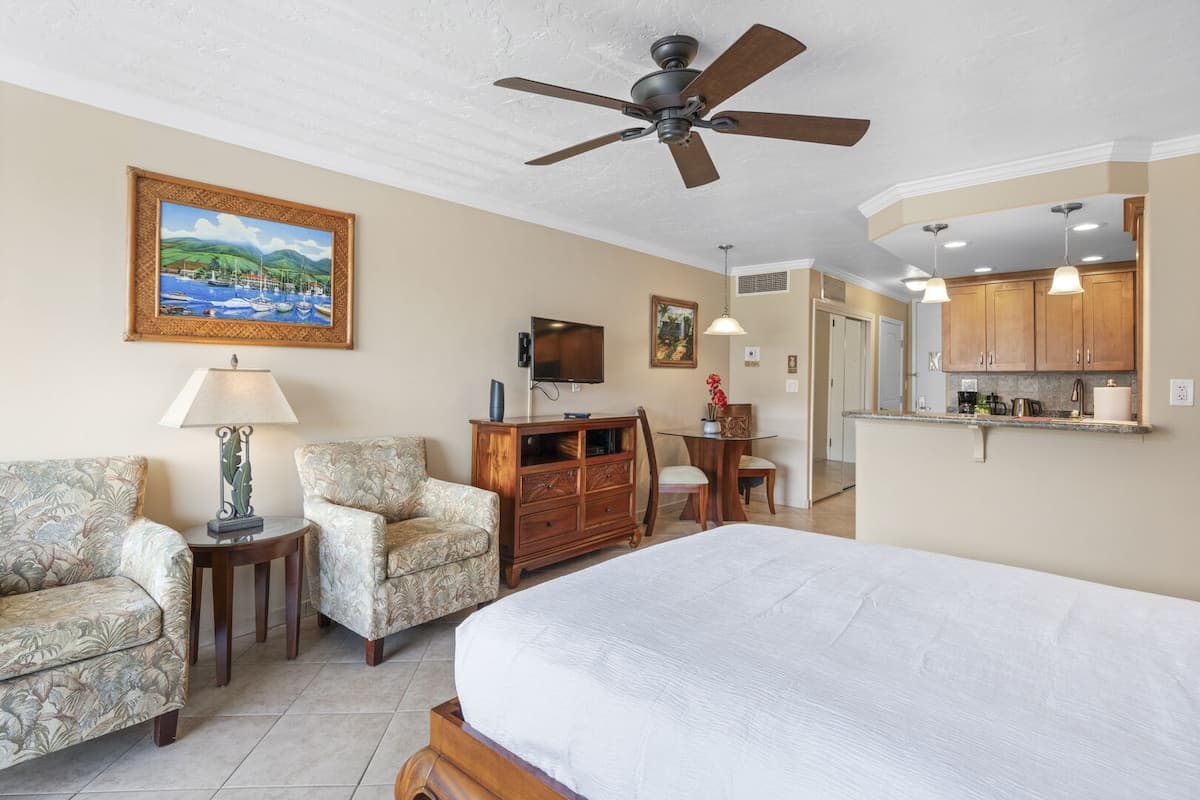 Relaxing Beachfront Studio Retreat – Lahaina Shore - Photo 4