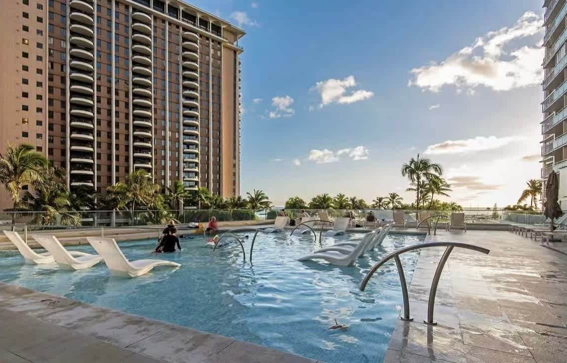 Condo in Honolulu · ★4.79 · 1 bedroom · 2 beds · 1 private bath - Photo 4