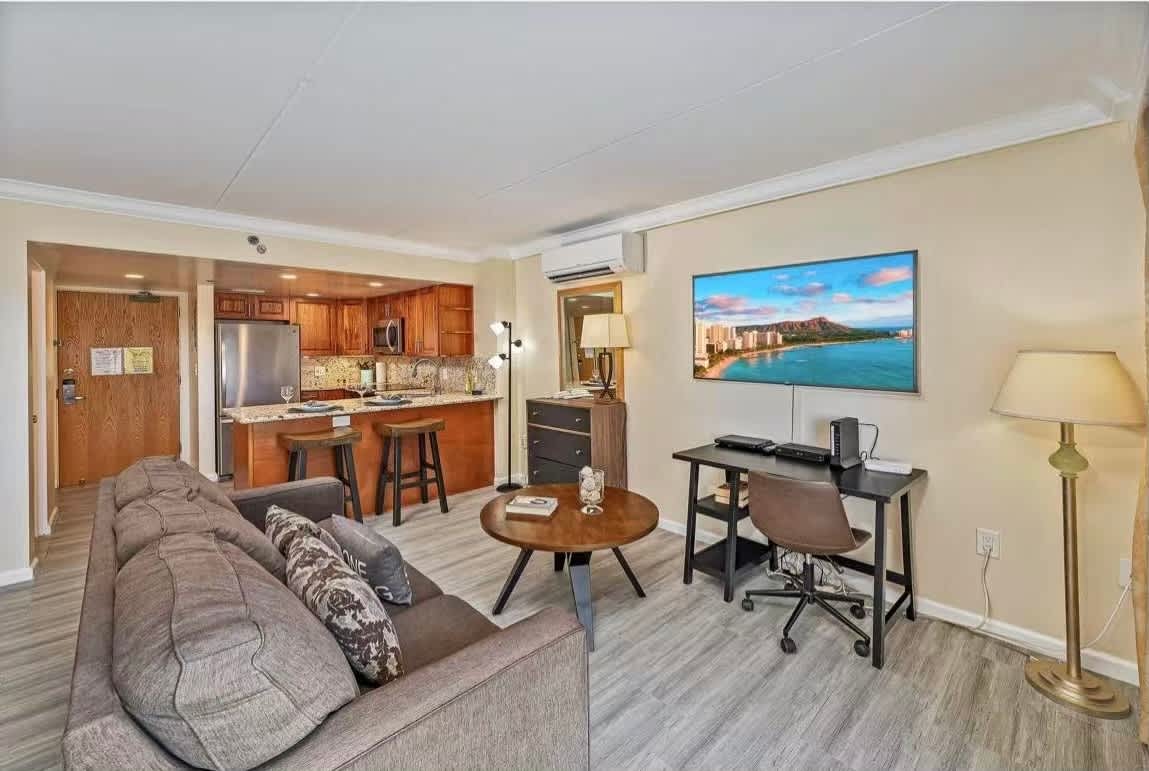 Condo in Honolulu · ★4.79 · 1 bedroom · 2 beds · 1 private bath - Photo 2
