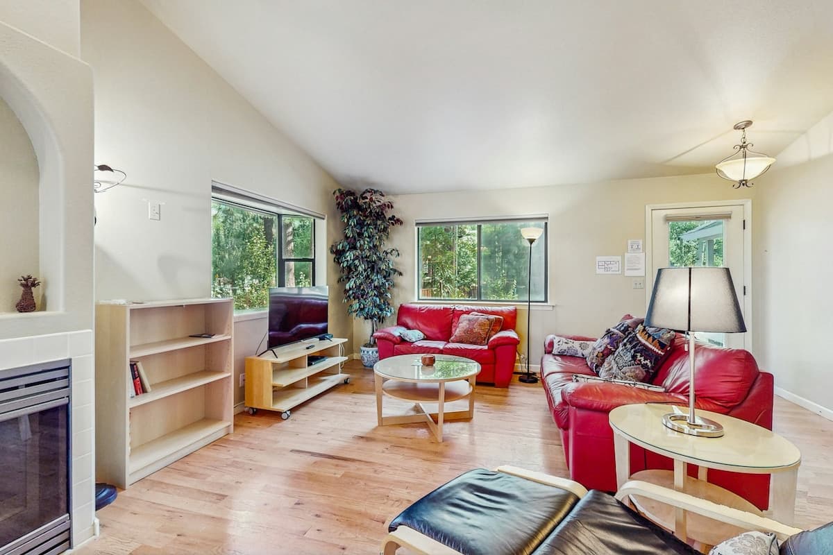 Cozy Tahoe Cabin with Pine Views & Fireplace - Photo 4