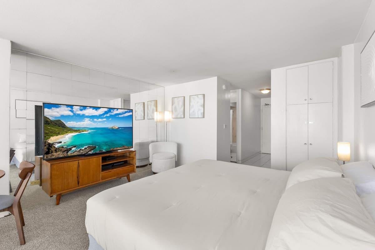 *TOP FLOOR* Waikīkī Studio steps from the ocean - Photo 4