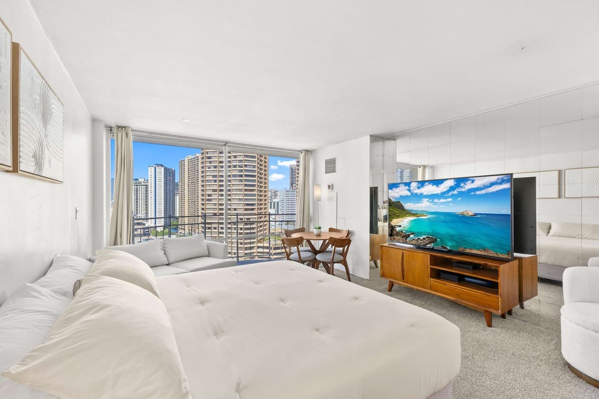 *TOP FLOOR* Waikīkī Studio steps from the ocean - Photo 2